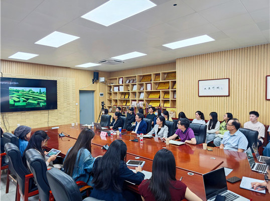 彭锋教授讲授人文大讲堂第六讲“从分析到综合：我的艺术学研究历程”